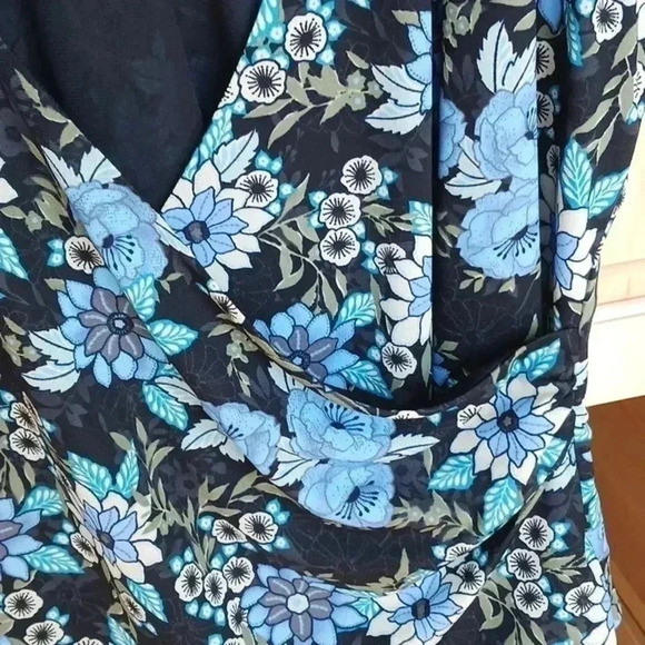 Sag Harbor blue and black Floral surplice top. Sz L - Picture 2 of 3